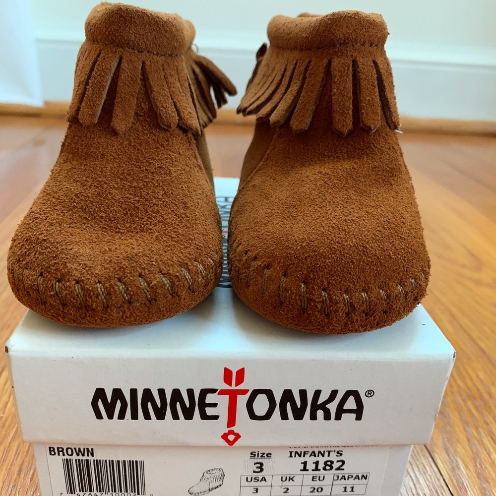 New in box Minnetonka suede baby toddler moccasins